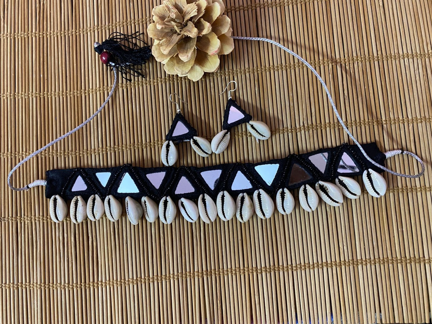 Black colour mirror choker with sippi